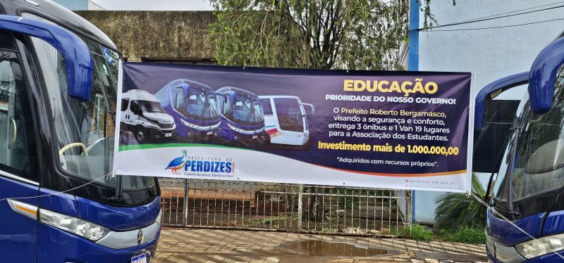 Prefeitura entrega para Associação dos Estudantes - AEUP, 3 Ônibus e 1 Van.